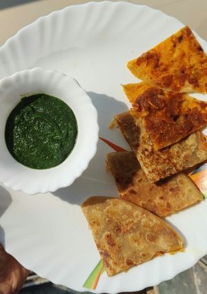 પ્યાઝ પરાઠા (Pyaj Paratha Recipe In Gujarati) રેસીપી મુખ્ય ફોટો