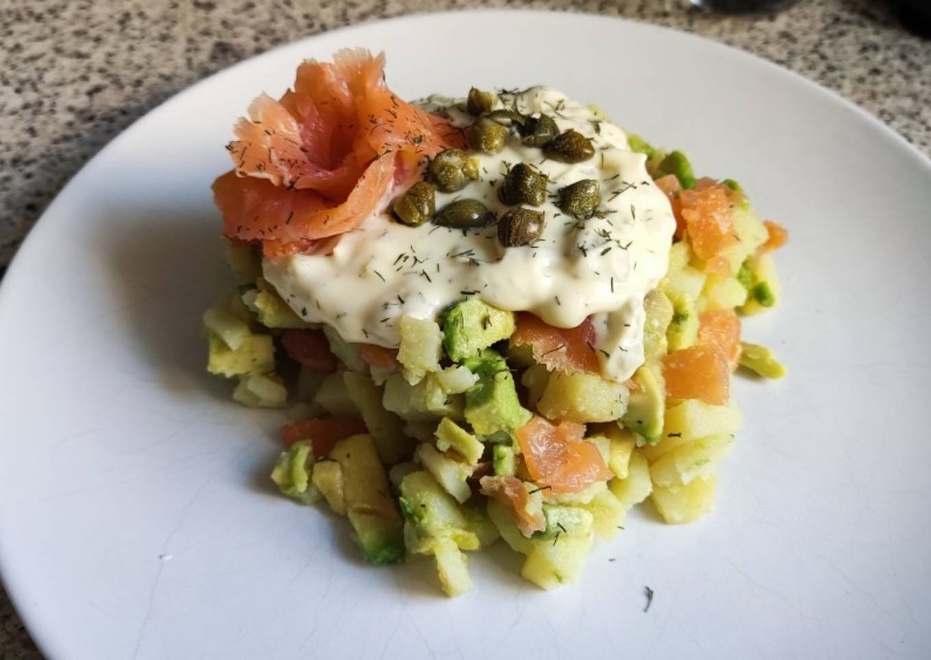Ensalada de patata, salmón y aguacate
