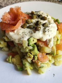 Una foto de Ensalada de patata, salmón y aguacate