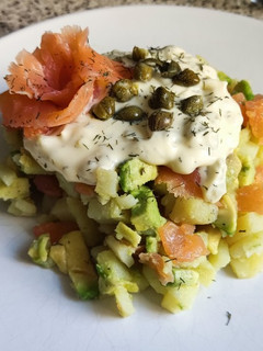 Una foto de Ensalada de patata, salmón y aguacate