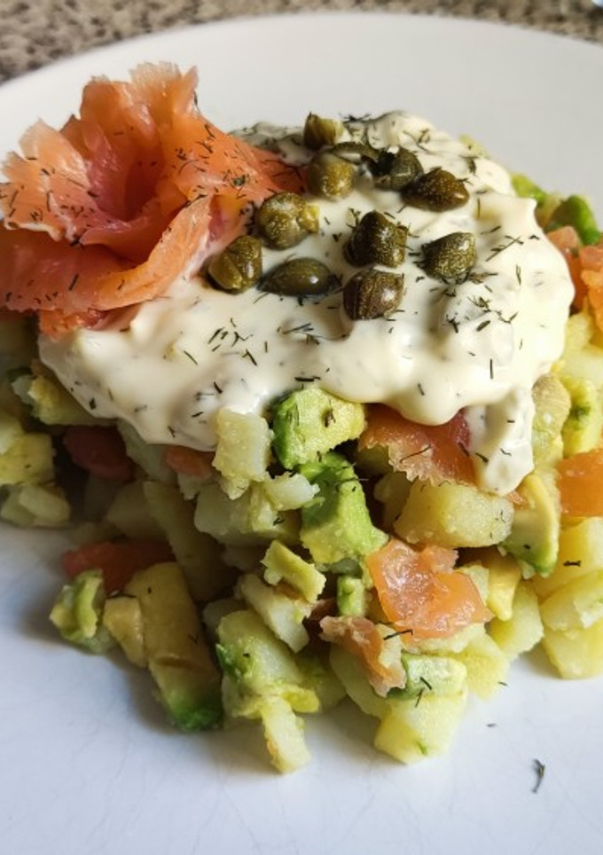 Una foto de Ensalada de patata, salmón y aguacate
