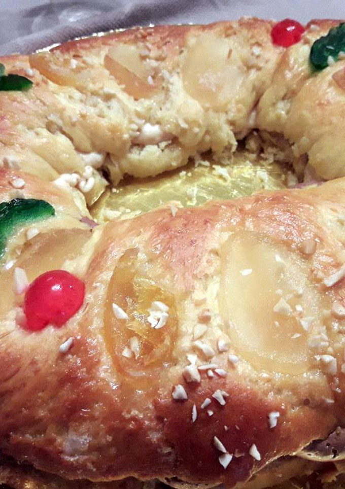 Una foto de Roscón de reyes relleno de turrón de Jijona