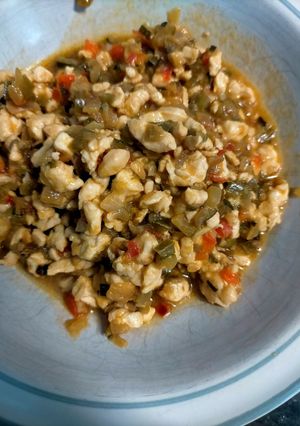 Una foto de Pollo con verduras BLW