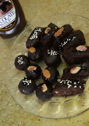 عکسی از دستور رول شکلاتی با خرده کیک