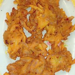 A picture of Piyaz ke pakoray.