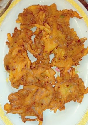 A picture of Piyaz ke pakoray.