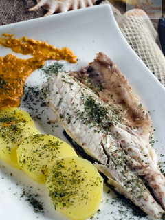 Una foto de Lubina a la catalana con sofrito de tomate IBSA