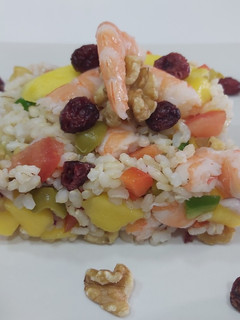 Una foto de Ensalada de arroz tropical 🦐🥑🍅