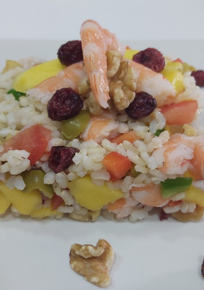 Una foto de Ensalada de arroz tropical 🦐🥑🍅