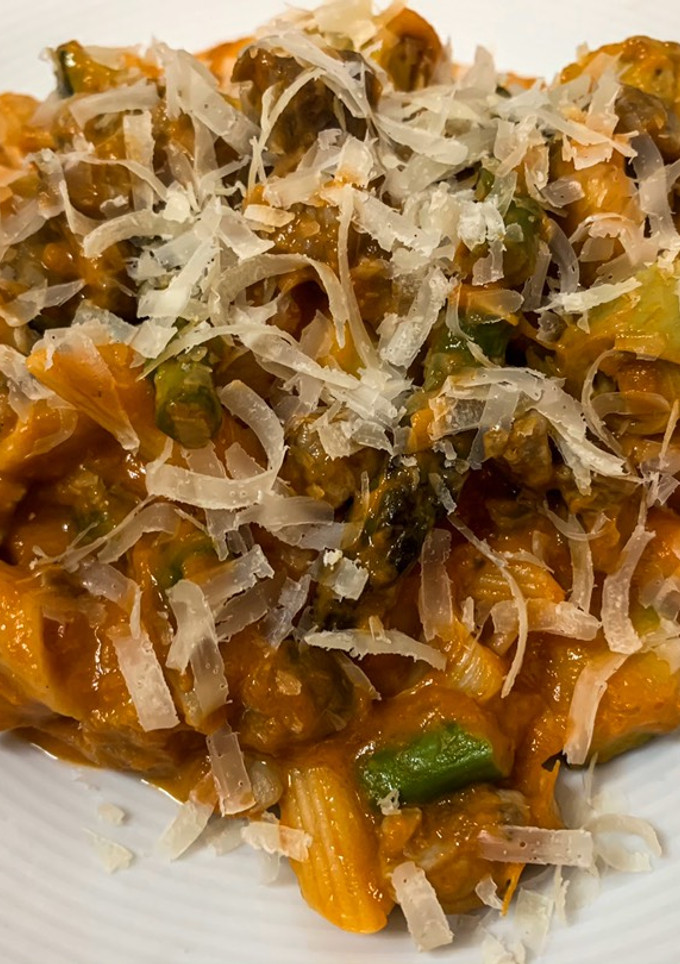 Una foto de Macarrones boloñesa con verduras y crema de queso
