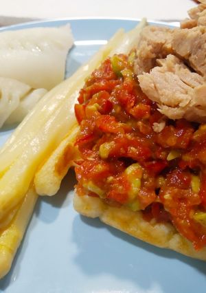 Foto principal de Picadillo de aguacate sobre gofre de cebolleta