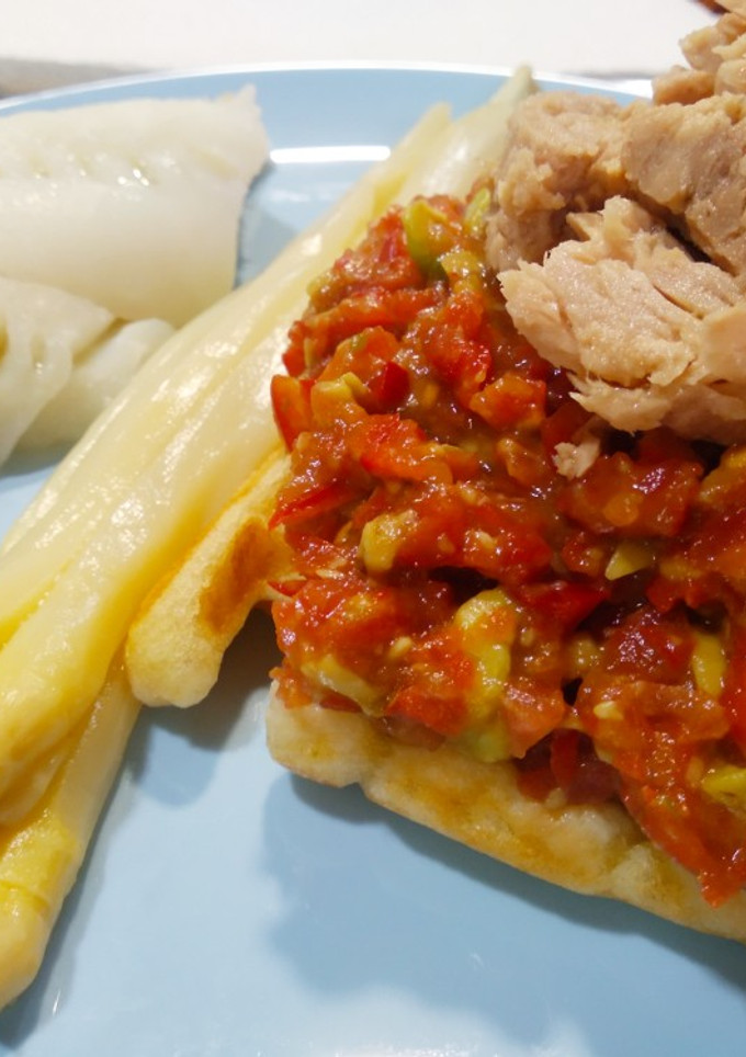 Una foto de Picadillos de aguacate sobre gofre de cebolleta