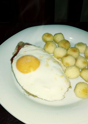 Una foto de Milanesa recargada con papas Noisette