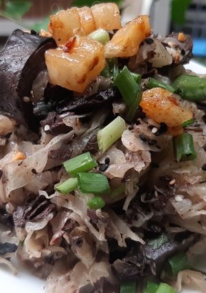 Hình của món Bắp cải xào huyết và tóp mỡ.