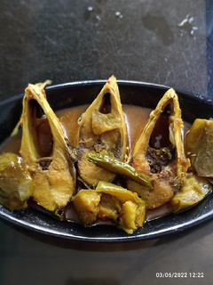 বেগুন দিয়ে ইলিশের ঝোল(begun diye ilisher jhol recipe in Bengali) রেসিপির প্রধান ছবি