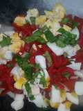 Ensalada de Tomate, huevo, albahaca, cebolla y pimiento rojo☺