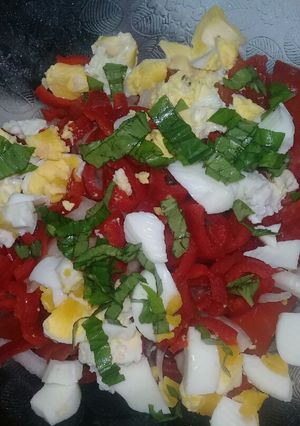 Una foto de Ensalada de Tomate, huevo, albahaca, cebolla y pimiento rojo☺