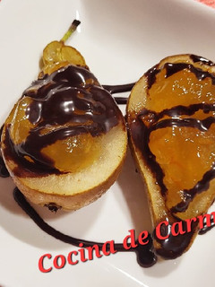 Una foto de Peras con mermelada y salsa de chocolate