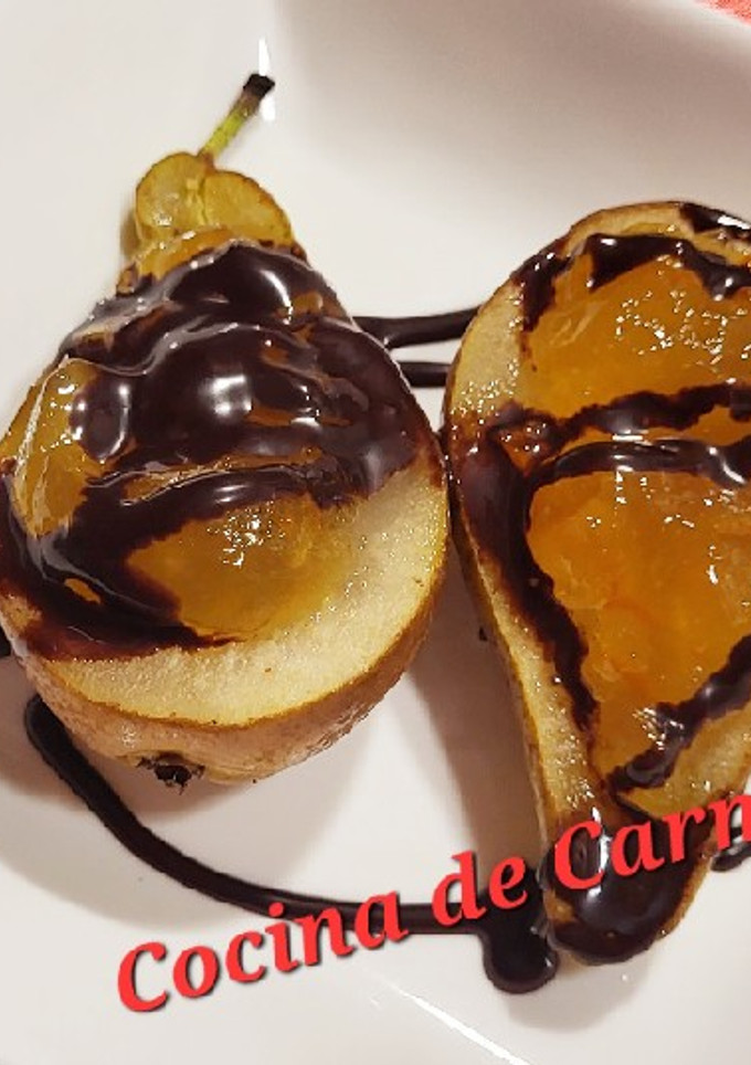 Una foto de Peras con mermelada y salsa de chocolate