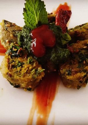 A picture of Methi muthia.