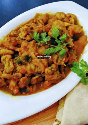 A picture of Onion Pakoda Curry.