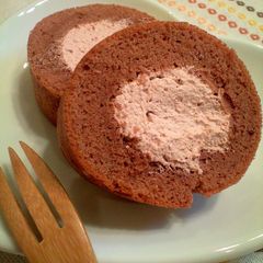 A picture of Swiss Roll Cake in a Frying Pan.