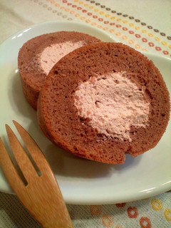 A picture of Swiss Roll Cake in a Frying Pan.