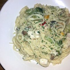 A picture of Angel hair Chicken Alfredo w/broccoli.