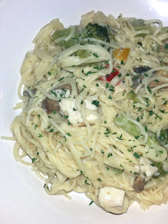 A picture of Angel hair Chicken Alfredo w/broccoli.