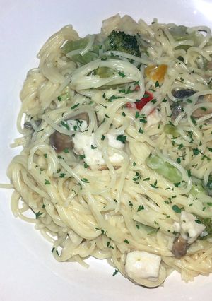 A picture of Angel hair Chicken Alfredo w/broccoli.