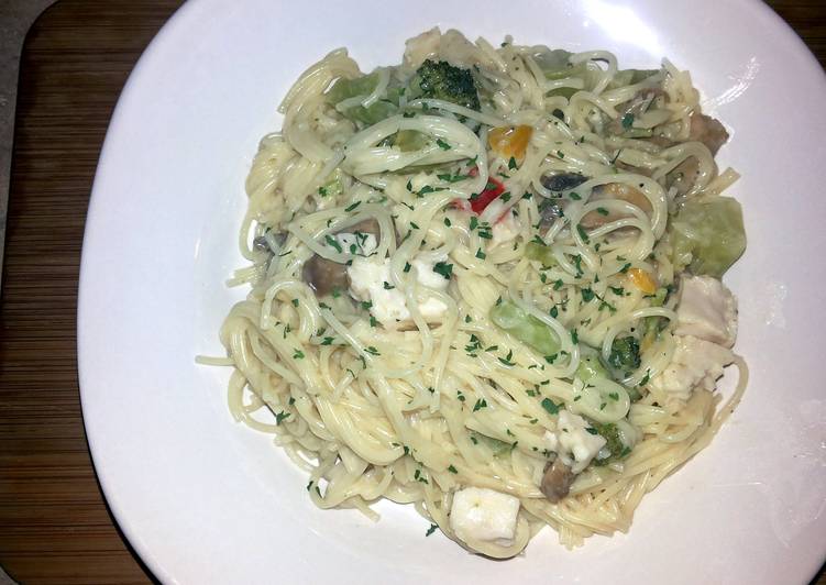 Angel hair Chicken Alfredo w/broccoli