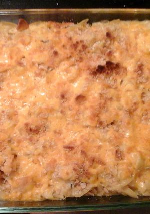 A picture of Cheesy chicken noodle casserole.