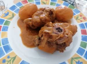 Receta tradicional de codillo de cerdo, al horno, en salsa, con ...