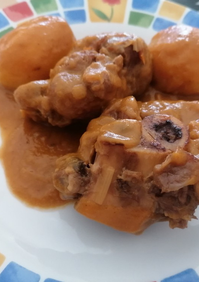 Una foto de Codillo de cerdo en salsa (olla rápida)