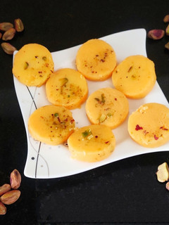 கேசர் பிஸ்தா பேடா (Kesar pista peda) செய்முறை முக்கிய புகைப்படம்