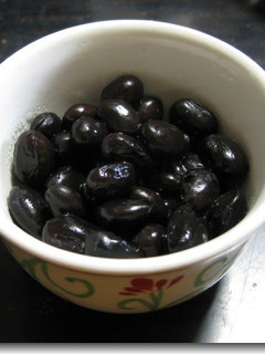 A picture of Macrobiotic: Stewed Kuromame (Remedy for Sore Throats).