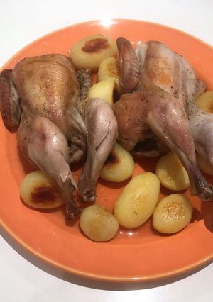 Una foto de Pollitos picantones asados en su jugo