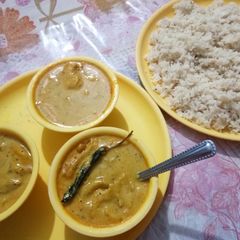 A picture of Kadi pakoda with rice.