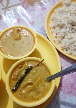 A picture of Kadi pakoda with rice.