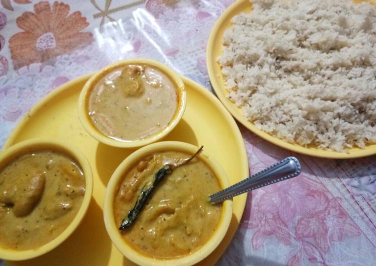 Kadi pakoda with rice