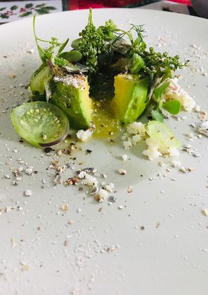 Una foto de Aguacate asado con quelites 🌱🥑🌽🌶