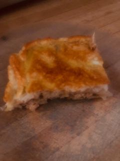 Una foto de Hojaldre de atún con aceitunas negras y queso feta