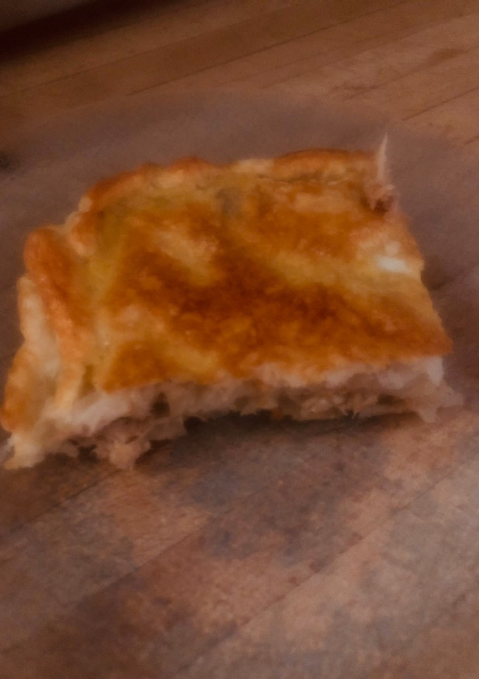 Una foto de Hojaldre de atún con aceitunas negras y queso feta