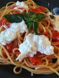 Spaghetti con pomodorini freschi e stracciatella