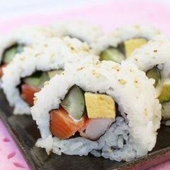 A picture of California Roll with Wine Vinegar.