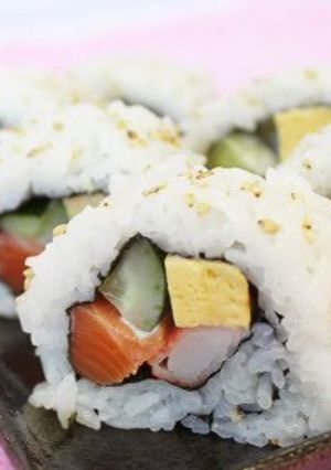 A picture of California Roll with Wine Vinegar.