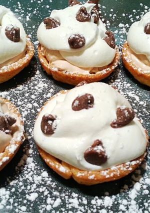 A picture of Ray's Mini Chocolate Cream Cannoli.