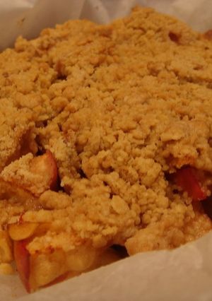 A picture of An Easy Dessert! Apple Crumble.