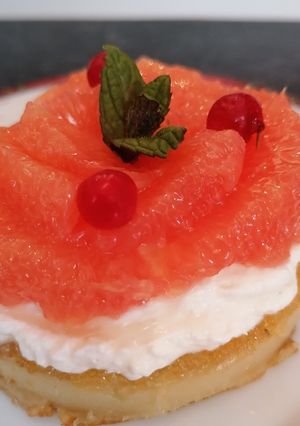 Une photo de Pannukakku au pamplemousse rose