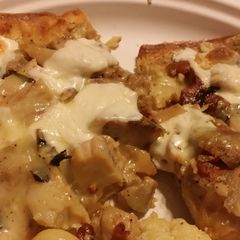 A picture of Grilled Chicken & Bacon with Garlic White Sauce.